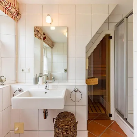 Haus Traumstrasse Holiday home Hedehusum